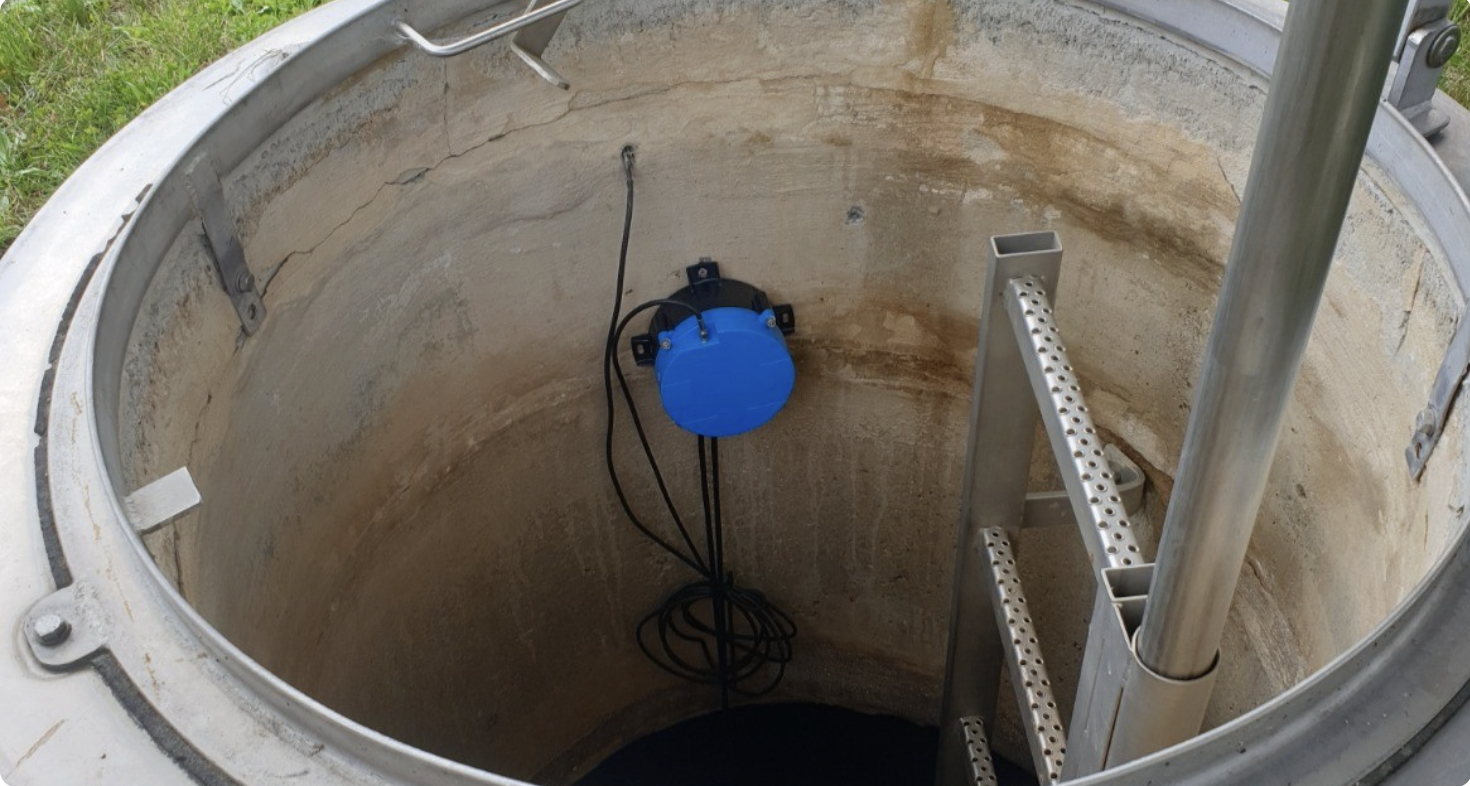 AQ IoT-Datenlogger installiert in einem Straßenschacht zur Überwachung des Wassernetzes